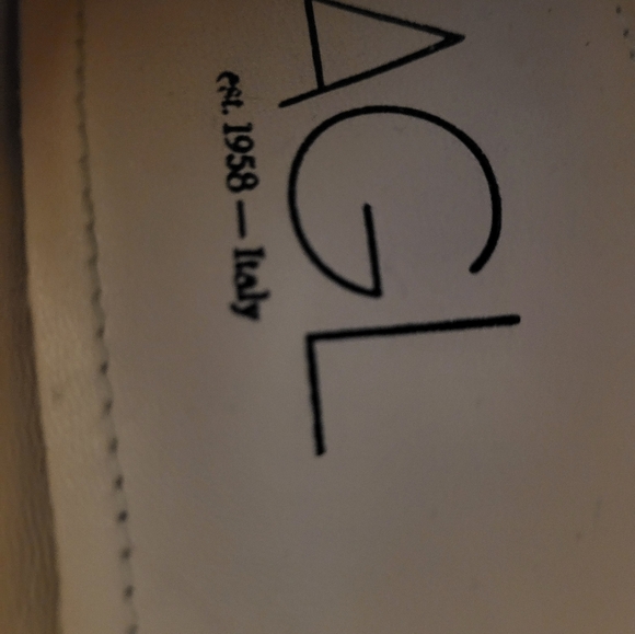 Women's dress shoes in ivory/cream. Size 37 1/2. Which is size 7m to us. - Picture 4 of 4